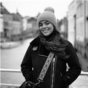 Profesora de apoyo escolar en clases para niños de forma online y presencial